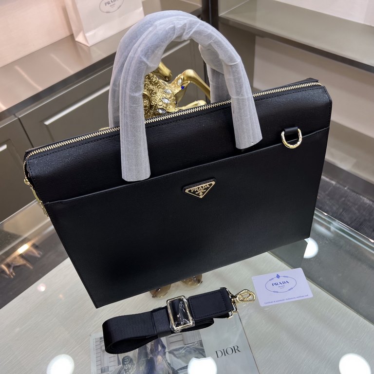 PRADA   Prada new men's stereotypical briefcase, made of imported first layer stereotypical cowhide leather, with top hardware, with a combination lock, in the briefcase series is really the best. Businessmen and trendse