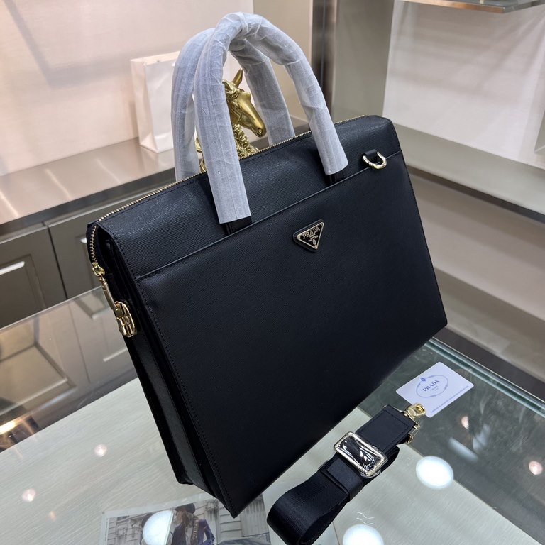 PRADA   Prada new men's stereotypical briefcase, made of imported first layer stereotypical cowhide leather, with top hardware, with a combination lock, in the briefcase series is really the best. Businessmen and trendse