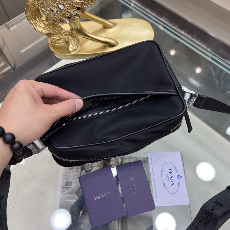 PRADA Prada  Classic New  2VH048 arrives    Original item    Made of imported nylon, Saffiano leather trim, polished steel finish metal hardware, adjustable fabric shoulder strap, enameled triangular logo on the outside 