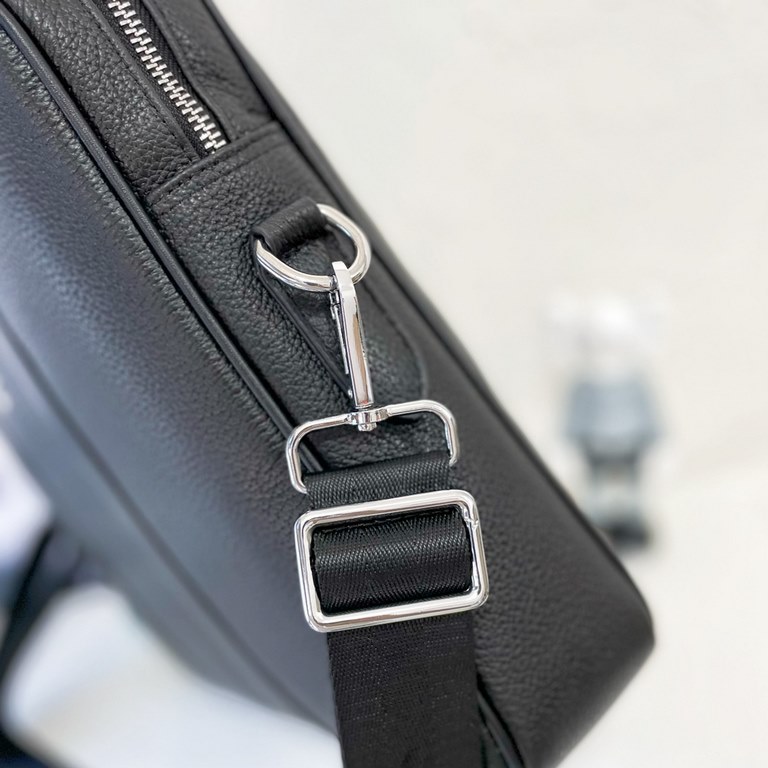 New [love] Prada single genuine new counter with high-end men's casual briefcase   workmanship is super refined and elegant. With imported raw materials cowhide special lining bag. Leather feel soft and comfortable super