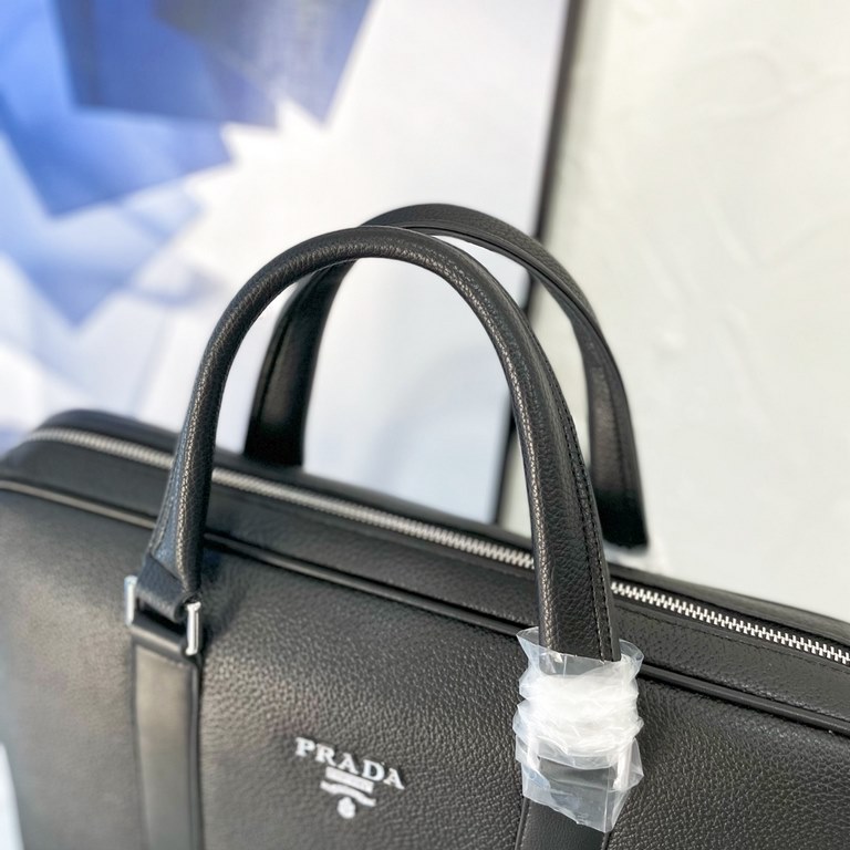 New [love] Prada single genuine new counter with high-end men's casual briefcase   workmanship is super refined and elegant. With imported raw materials cowhide special lining bag. Leather feel soft and comfortable super