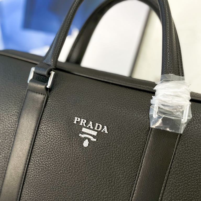 New [love] Prada single genuine new counter with high-end men's casual briefcase   workmanship is super refined and elegant. With imported raw materials cowhide special lining bag. Leather feel soft and comfortable super