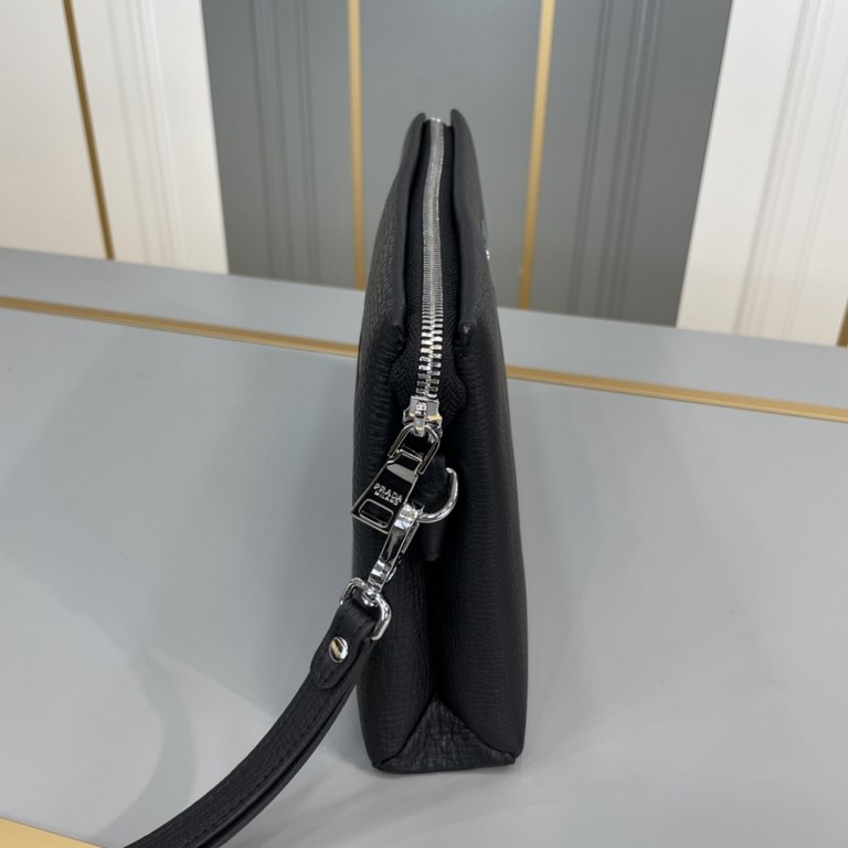 .    Original single goods [love] Prada original single genuine new counter with the same high-end men's casual clutch bag   workmanship is super refined and elegant. With imported raw materials cowhide counter special h