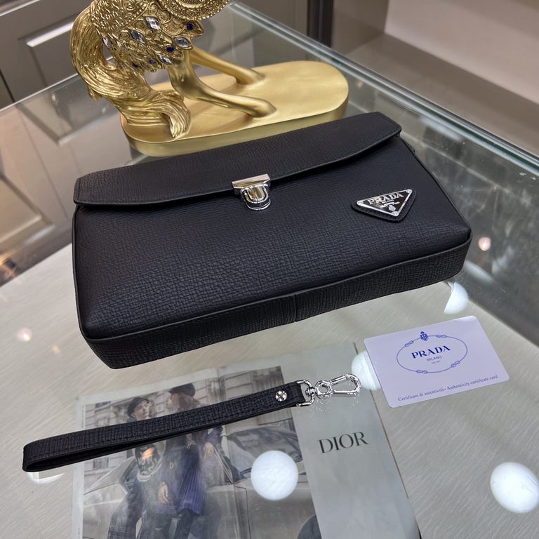 PRADA Prada New Clutch Bag Made of imported cowhide leather with button lock, top polished stainless steel finish metal fittings , front exterior triangular enamel logo, simple and generous style business Successful men'