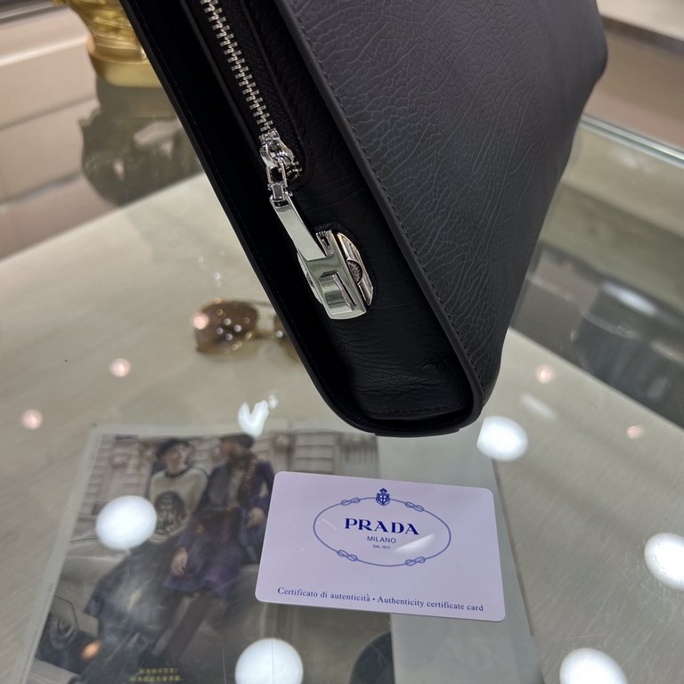 PRADA Prada New Briefcase Made of imported head layer shaped cowhide, top polished stainless steel finish metal accessories , front exterior triangle enamel logo, simple and generous business Successful men's favorite   