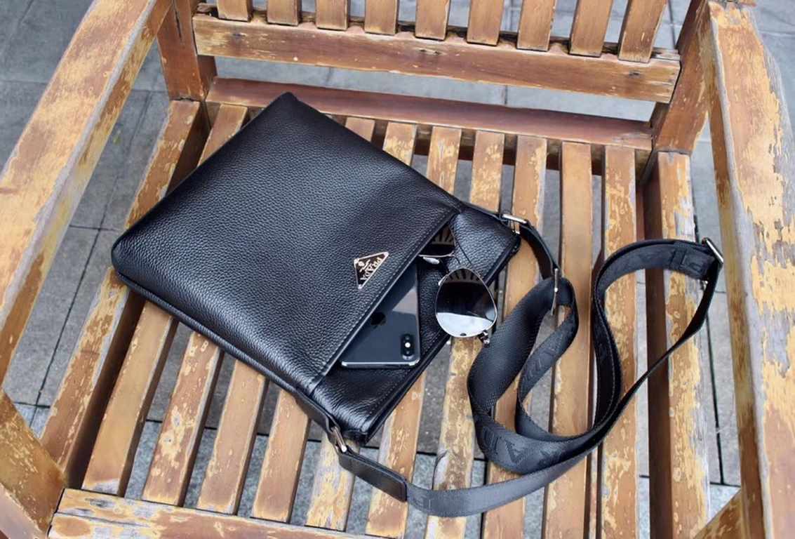 Model 0242-3B. Model 0242-3B. PRADA Prada fall and winter original single channel goods simple atmospheric models version of the effect is very good original hardware accessories Leather special soft counter size 25x27x5