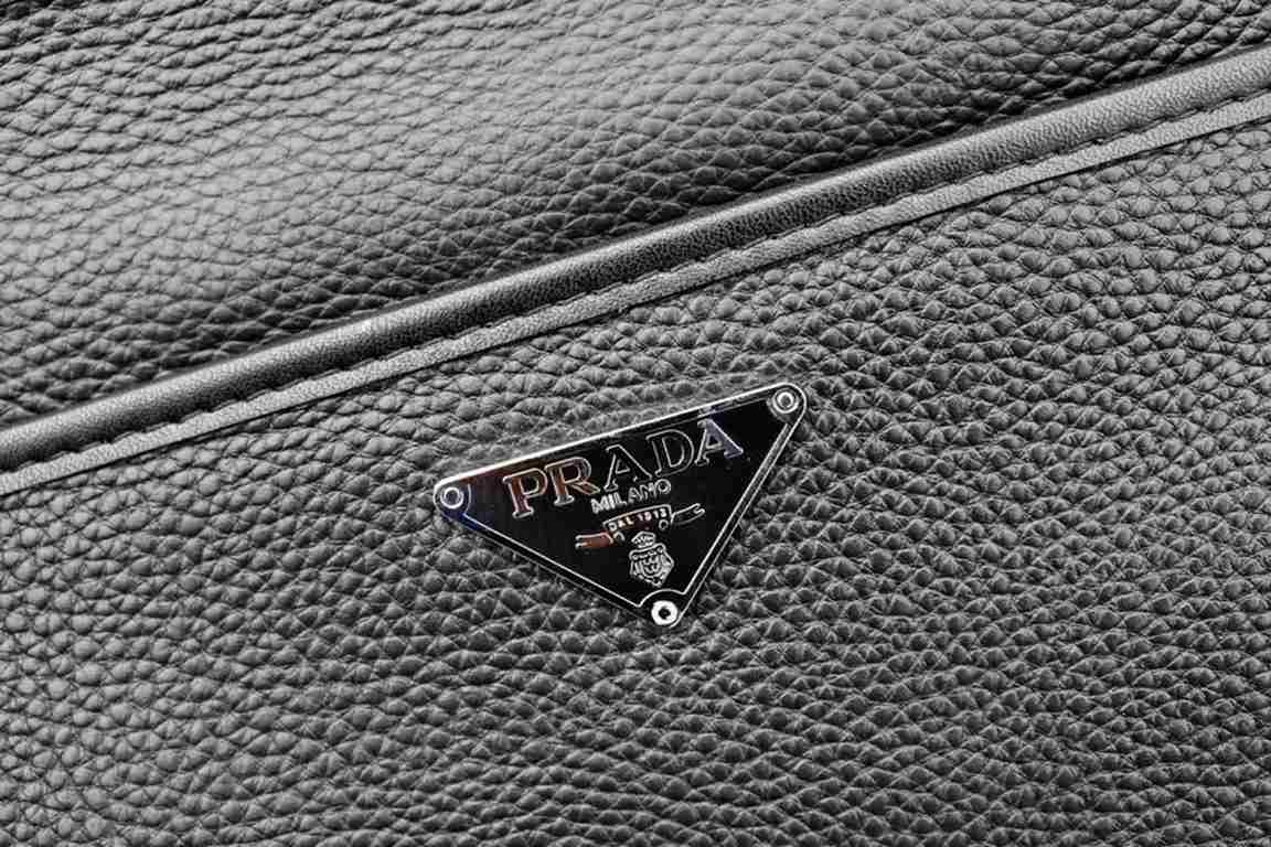 Model 0242-3B. Model 0242-3B. PRADA Prada fall and winter original single channel goods simple atmospheric models version of the effect is very good original hardware accessories Leather special soft counter size 25x27x5