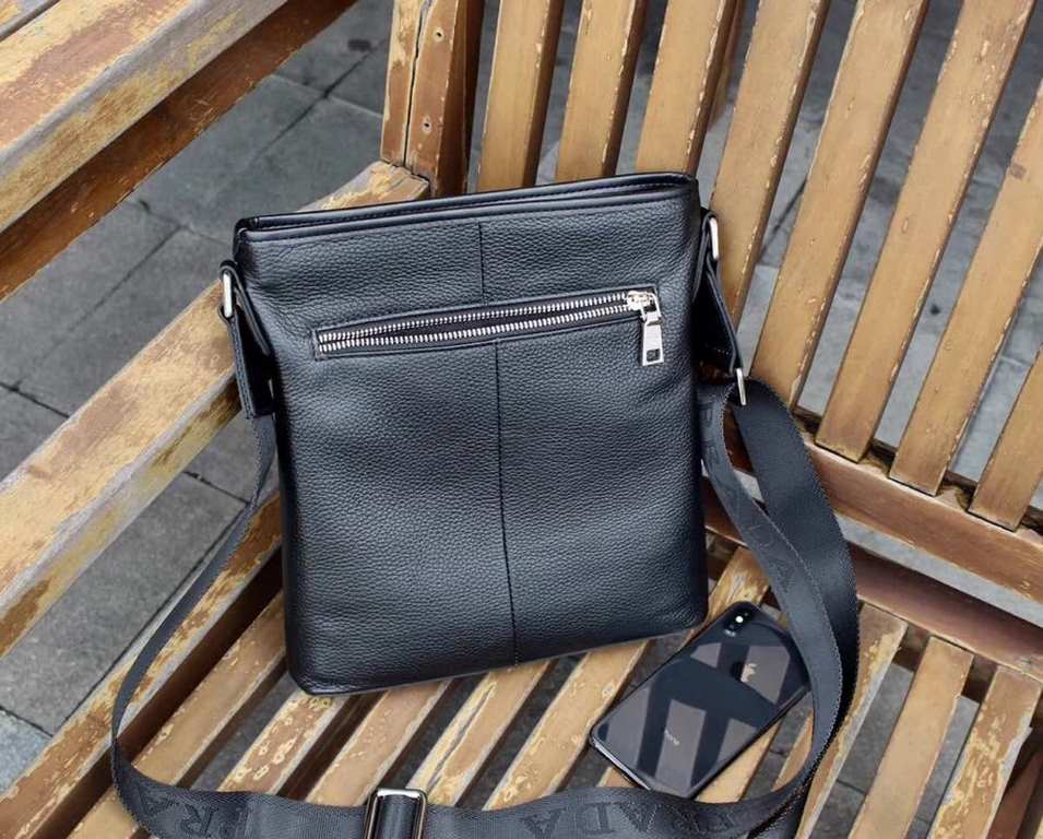 Model 0242-3B. Model 0242-3B. PRADA Prada fall and winter original single channel goods simple atmospheric models version of the effect is very good original hardware accessories Leather special soft counter size 25x27x5