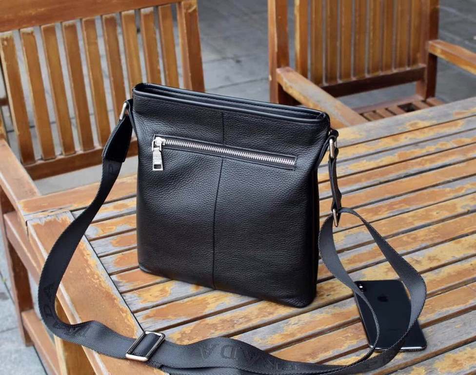 Model 0242-3B. Model 0242-3B. PRADA Prada fall and winter original single channel goods simple atmospheric models version of the effect is very good original hardware accessories Leather special soft counter size 25x27x5