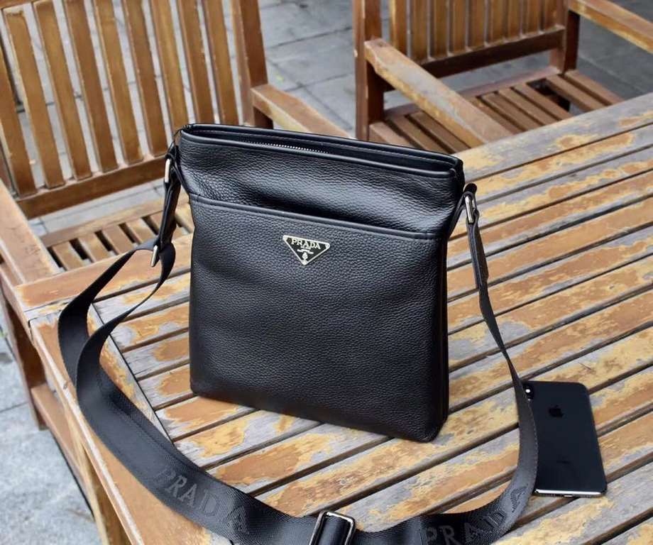 Model 0242-3B. Model 0242-3B. PRADA Prada fall and winter original single channel goods simple atmospheric models version of the effect is very good original hardware accessories Leather special soft counter size 25x27x5