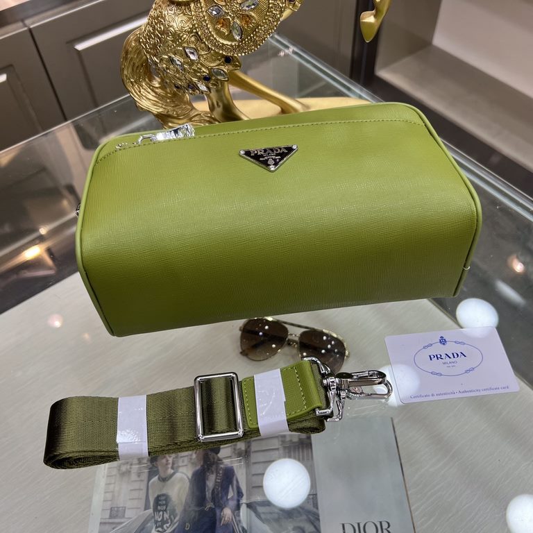 PRADA Prada new clutch bag, shoulder bag shipment, fashionable style, high end gas! Using the first layer of imported cross grain leather cattle with original hardware Home travel must-have products  Model 9508-3Size 27-