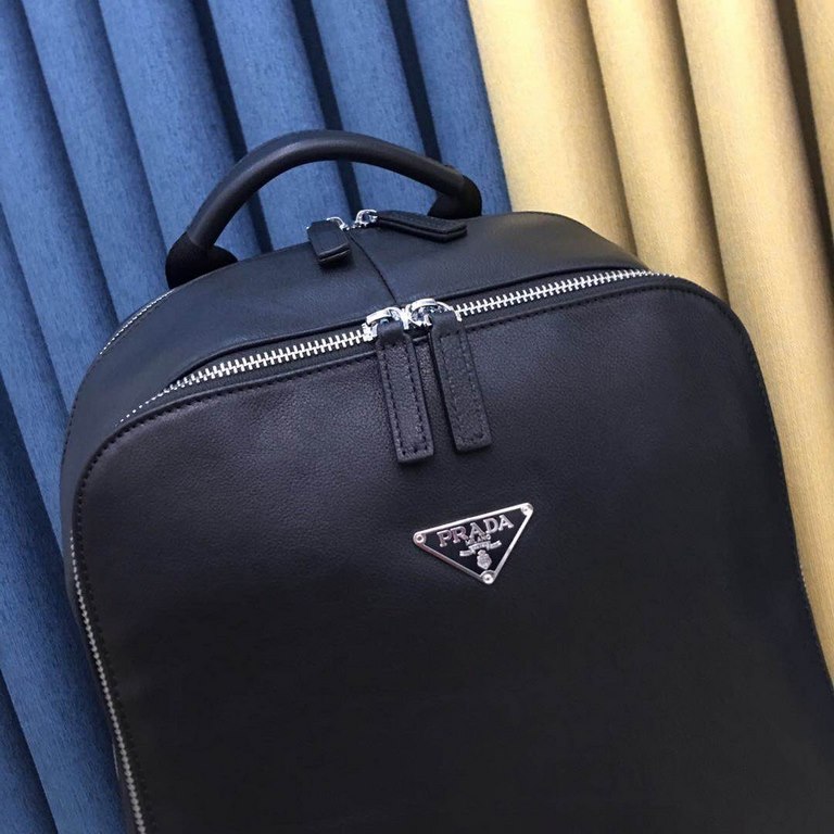 top goods Prada backpack    classic hot shipment pull, without adding any effect) top imported original cowhide, ultra-high definition hardware logo logo, ultra-comfortable feel soft leather, ultra-high-tech leather desi