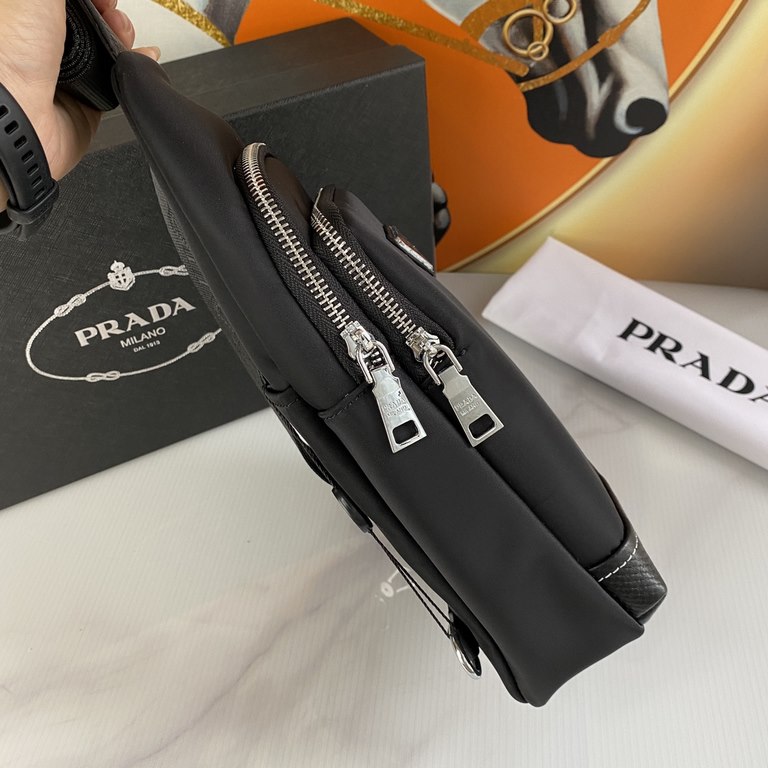 [With the original special box], the latest style, Prada men's chest bag   original single quality using imported nylon cloth material lightweight, comfortable, smooth texture, delicate feel Noble hardware low-profile lu