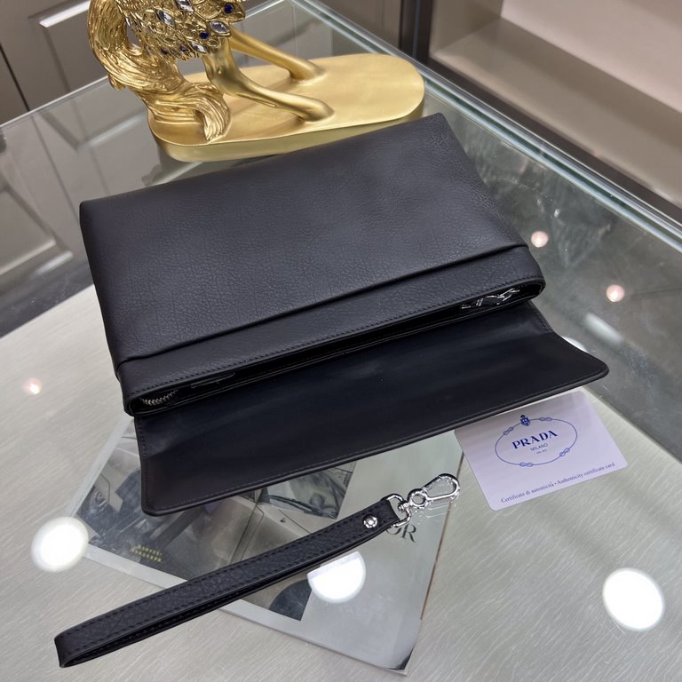 PRADA Prada new clutch bag official website with out step goods, fashionable style, high The new Prada clutch bag is the same as the official website! The use of first layer of imported leather cattle with the original h