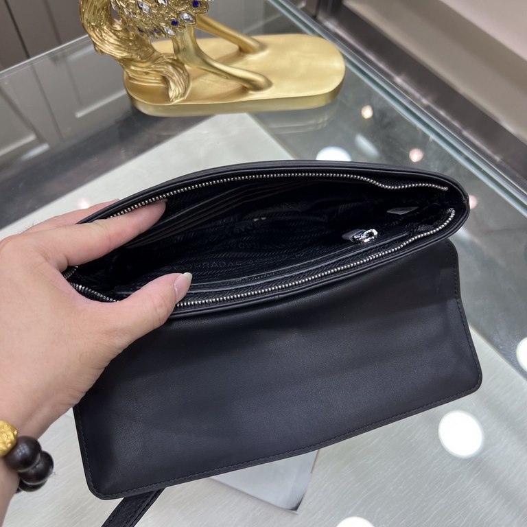 PRADA Prada new clutch bag official website with out step goods, fashionable style, high The new Prada clutch bag is the same as the official website! The use of first layer of imported leather cattle with the original h