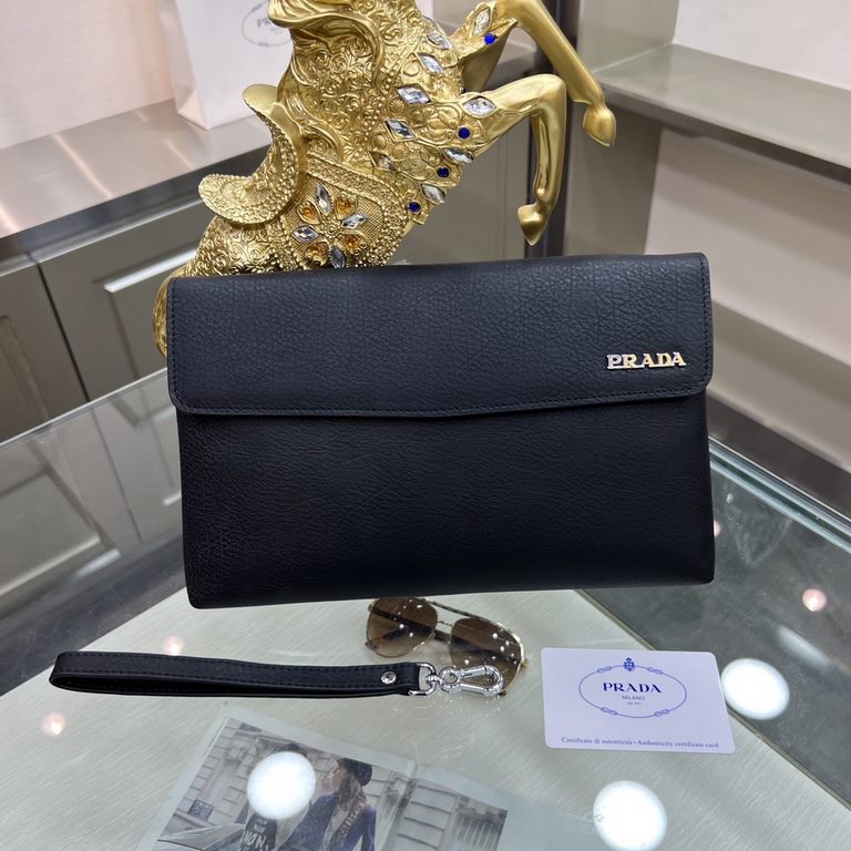 PRADA Prada new clutch bag official website with out step goods, fashionable style, high The new Prada clutch bag is the same as the official website! The use of first layer of imported leather cattle with the original h