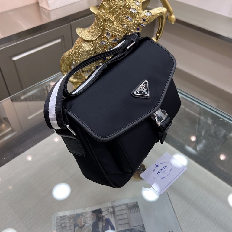 PRADA Prada new shoulder bag is shipped, fashionable style, high end gas! Made of first layer imported cross grain leather cow with waterproof nylon cloth, original hardware A must-have product for home travel  Model 951