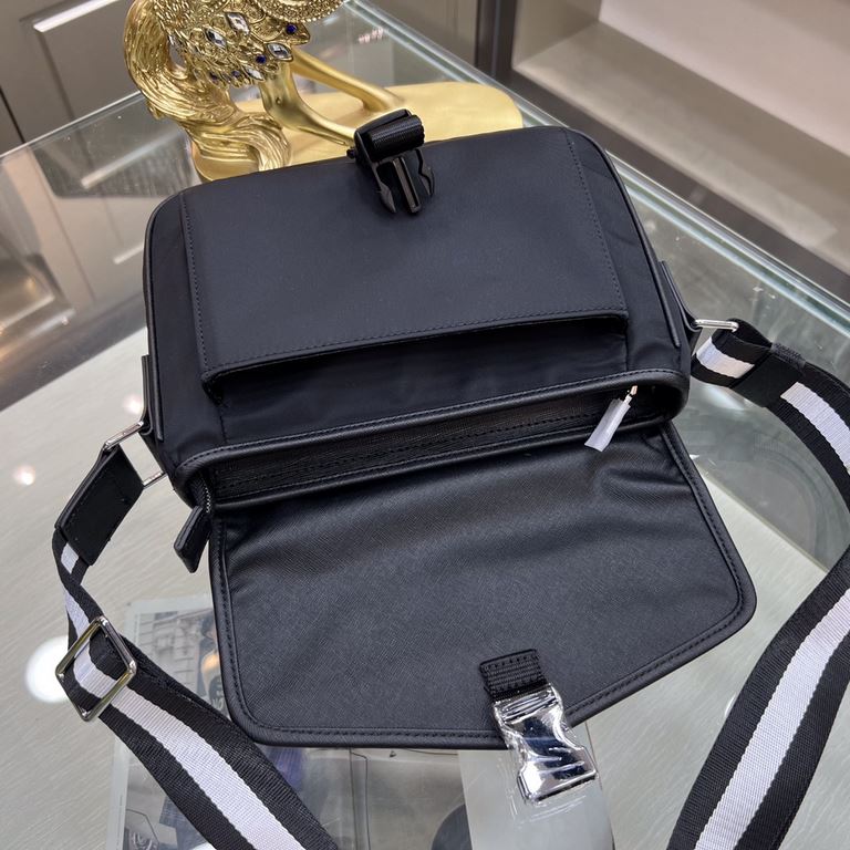 PRADA Prada new shoulder bag is shipped, fashionable style, high end gas! Made of first layer imported cross grain leather cow with waterproof nylon cloth, original hardware A must-have product for home travel  Model 951