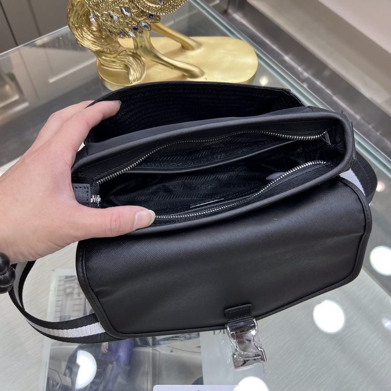 PRADA Prada new shoulder bag is shipped, fashionable style, high end gas! Made of first layer imported cross grain leather cow with waterproof nylon cloth, original hardware A must-have product for home travel  Model 951