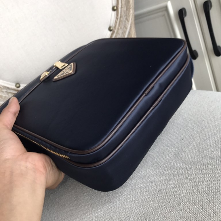 Top counter mouse goods 2022 latest style Prada nylon cloth satchel super hot models large shipments pull, clamoring counter goods  top original single goods  paper talking about bragging rights we will not, please let t