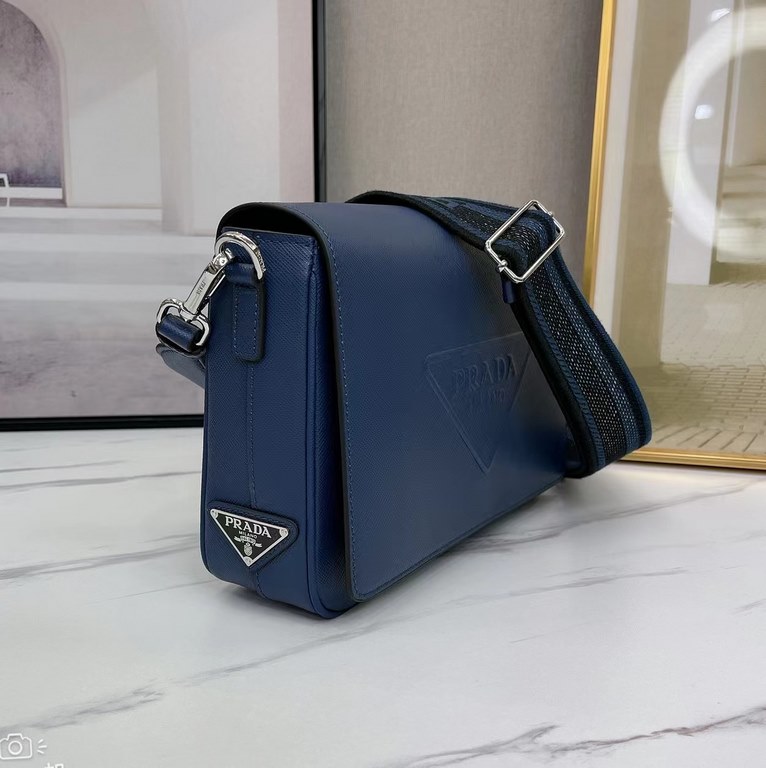 Original single 2106-2 # blue top original single goods Prada counter the latest models, high-end atmosphere, fashion and taste, the latest top counter imported first layer Spanish grain cowhide, texture high-end atmosph