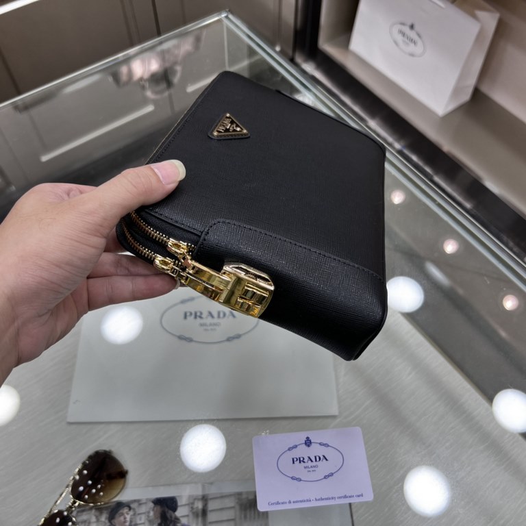 PRADA Prada New Clutch Bag Made of imported cross grain cowhide leather, top polished stainless steel finish metal accessories , front exterior triangular enamel logo, double-pull double-lock design is more practical and