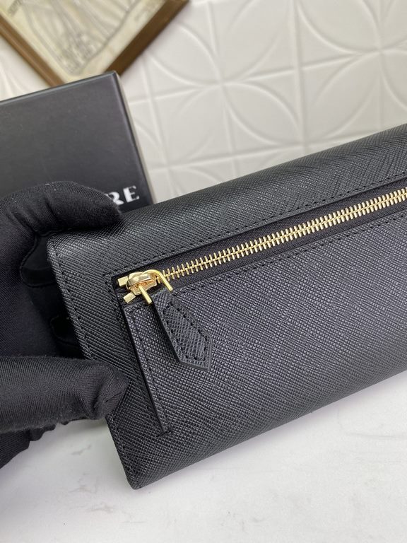 Exclusive background Explosive models shipped     Prada Counter quality Physical photography [strong]! Model LM1132 loose word mark  gold hardware, original quality Leather the original cross grain Color full color    le