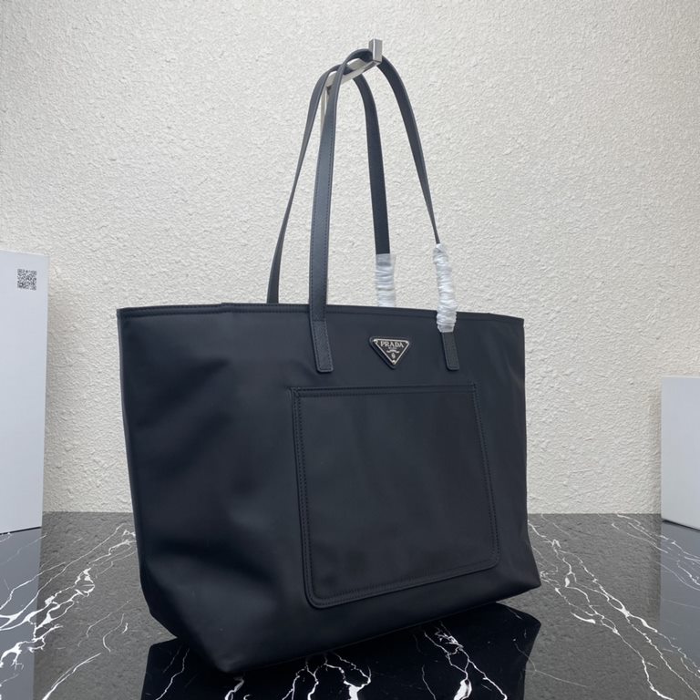 [Top Original]  New Tote Bag 1BG052  This traditional tote bag comes with a spacious front pocket and Saffiano leather carry handle. The distinctive triangular logo embellishment is a signature of the brand. Nylon was in