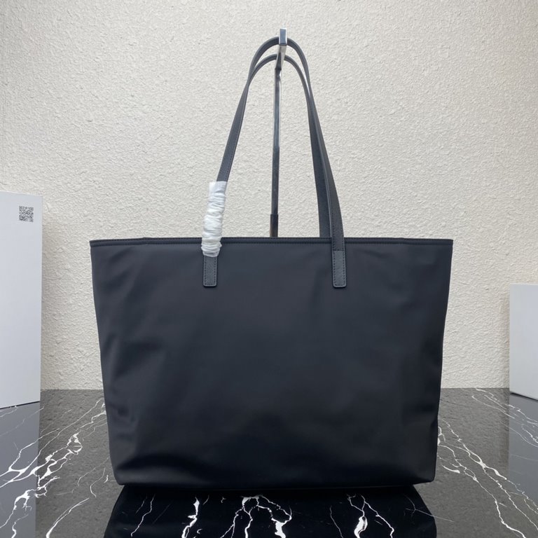 [Top Original]  New Tote Bag 1BG052  This traditional tote bag comes with a spacious front pocket and Saffiano leather carry handle. The distinctive triangular logo embellishment is a signature of the brand. Nylon was in