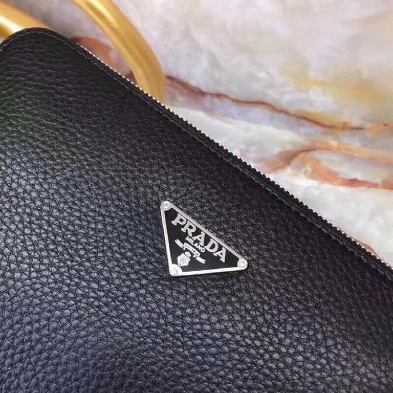 ~ PRADA black double zipper ~ ~    latest models of men's   hand grab bag    using the top Italian imported cowhide    PRADA customized hardware   purchased genuine open molding plate   Inside design card position ~ [shy