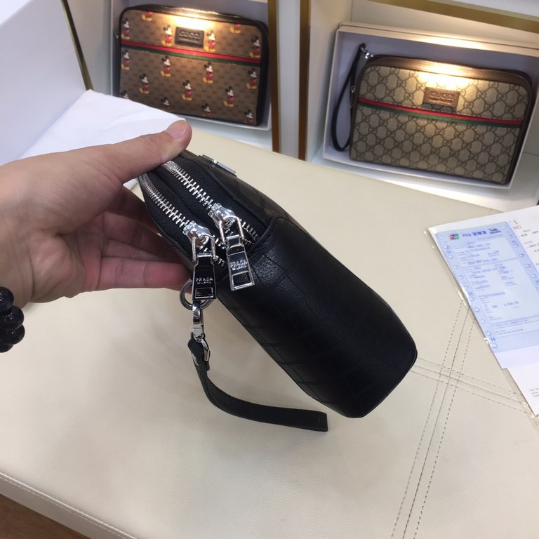 The original official website model 66468-4 # original single goods [love] Prada original single authentic new counter with the same high-end men's casual clutch   workmanship is super refined and elegant. With imported 