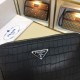 The original official website model 66468-4 # original single goods [love] Prada original single authentic new counter with the same high-end men's casual clutch   workmanship is super refined and elegant. With imported 