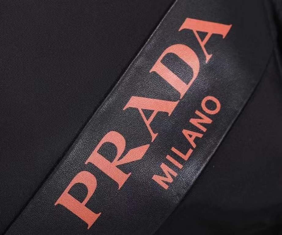 New models Explosion coming     Prada, with the unique garment patch process as the backpack embellishment, so that the original black one-piece backpack immediately add a lot of mystery and fashion. The extensive use of