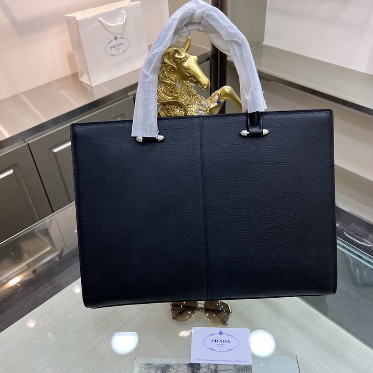 PRADA Prada New Briefcase Made of imported head layer shaped cowhide, top polished stainless steel finish metal accessories , front exterior triangle enamel logo, simple and generous business Successful men's favorite   