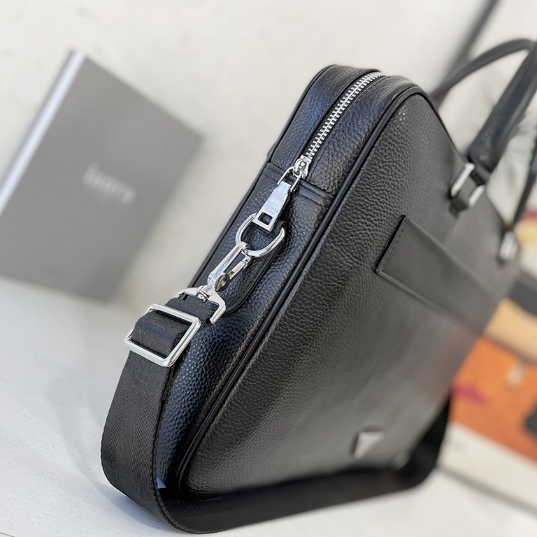 New [love] Prada single genuine new counter with high-end men's casual briefcase   workmanship is super refined and elegant. With imported raw materials cowhide special lining bag.