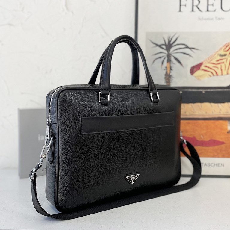 New [love] Prada single genuine new counter with high-end men's casual briefcase   workmanship is super refined and elegant. With imported raw materials cowhide special lining bag.