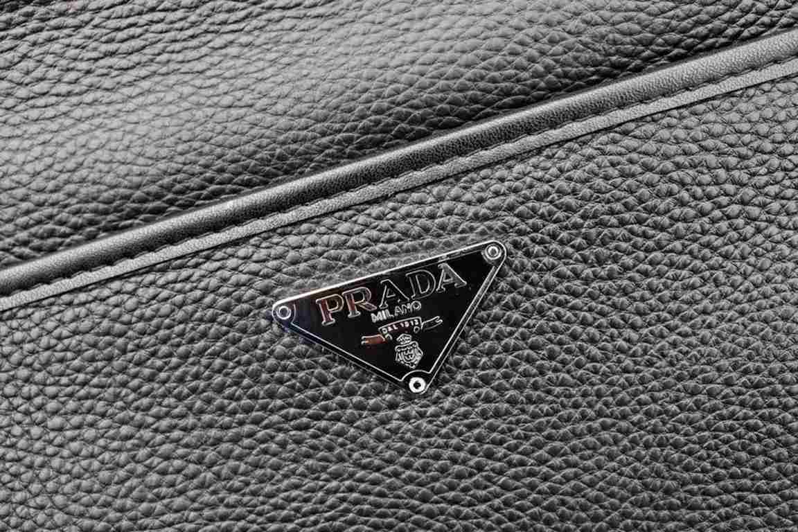 Model 33012-2. Model 33012-2. PRADA Prada original single channel goods simple atmospheric models version of the very good effect of the original hardware accessories leather special soft counter size 25x27x5.