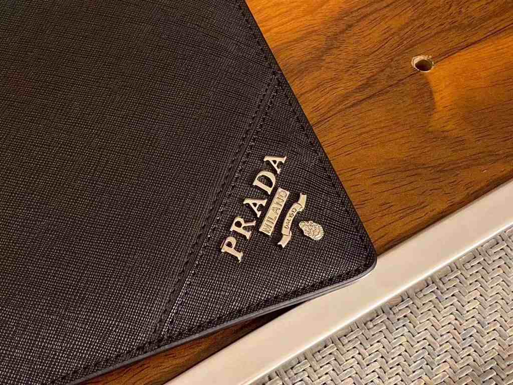 Prada】Original quality of the latest men's Prada handbag 005F imported cross grain cowhide leather inside and outside the whole leather to the version of the zipper plate high rich handsome fashion tide men must have Mod