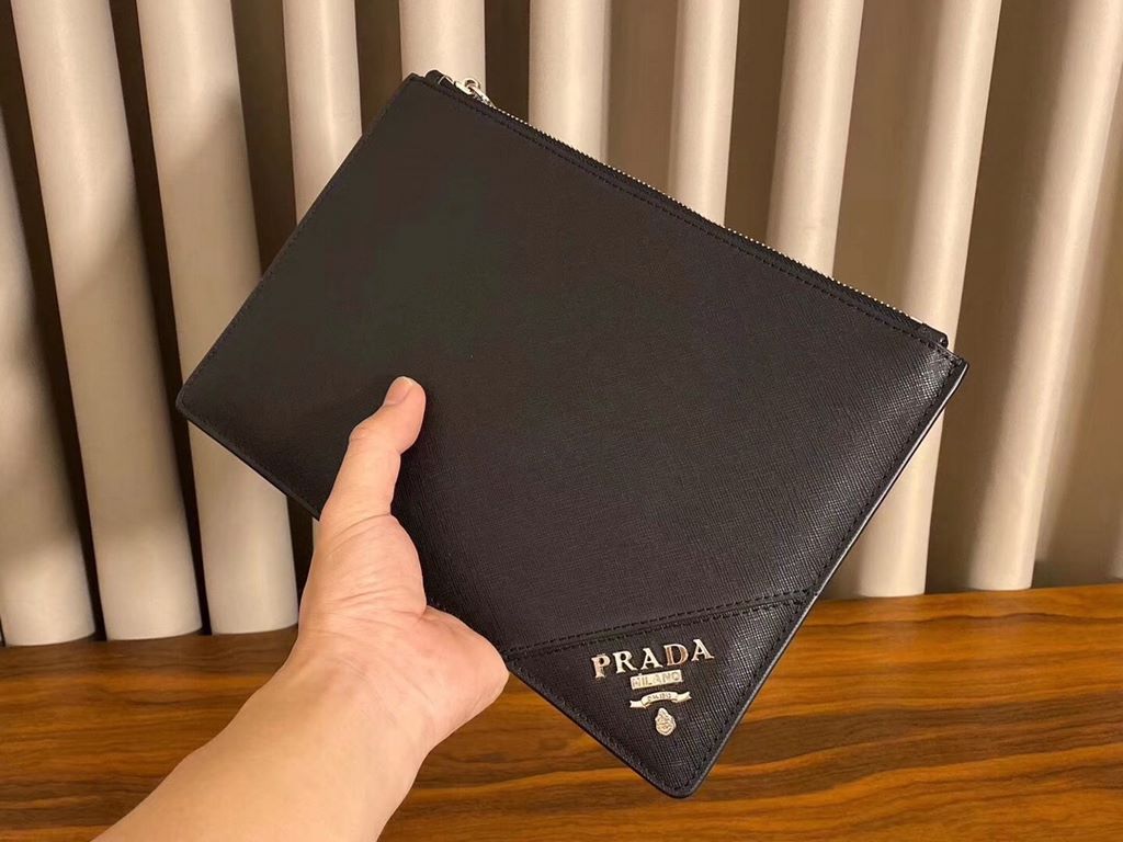 Prada】Original quality of the latest men's Prada handbag 005F imported cross grain cowhide leather inside and outside the whole leather to the version of the zipper plate high rich handsome fashion tide men must have Mod