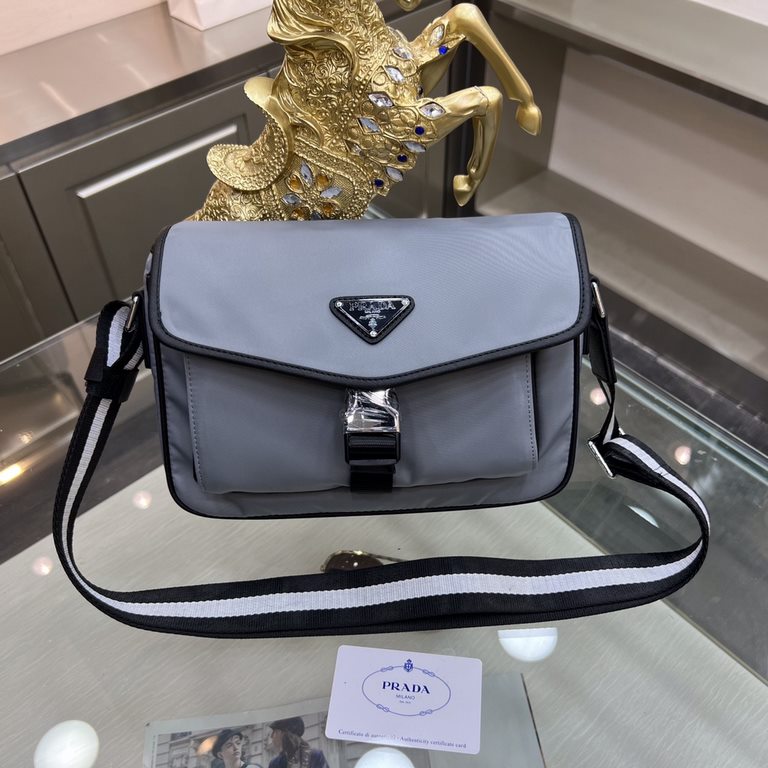 PRADA Prada new shoulder bag is shipped, fashionable style, high end gas! Made of first layer imported cross grain leather cow with waterproof nylon cloth, original hardware A must-have product for home travel  Model 951