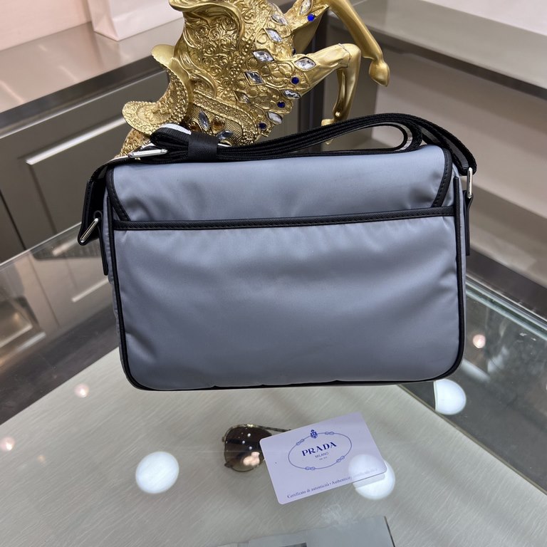 PRADA Prada new shoulder bag is shipped, fashionable style, high end gas! Made of first layer imported cross grain leather cow with waterproof nylon cloth, original hardware A must-have product for home travel  Model 951