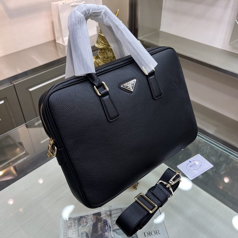 PRADA Prada New Briefcase Made of imported wrestled cowhide, top polished stainless steel finish metal accessories , front exterior triangle enamel logo, simple and generous business Successful men's favorite   !Size 38-