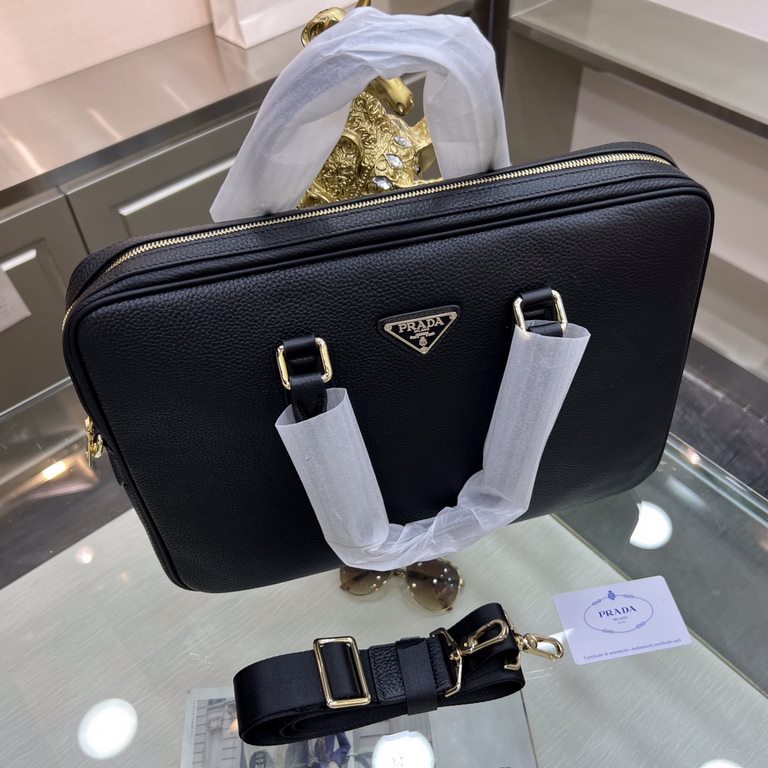 PRADA Prada New Briefcase Made of imported wrestled cowhide, top polished stainless steel finish metal accessories , front exterior triangle enamel logo, simple and generous business Successful men's favorite   !Size 38-