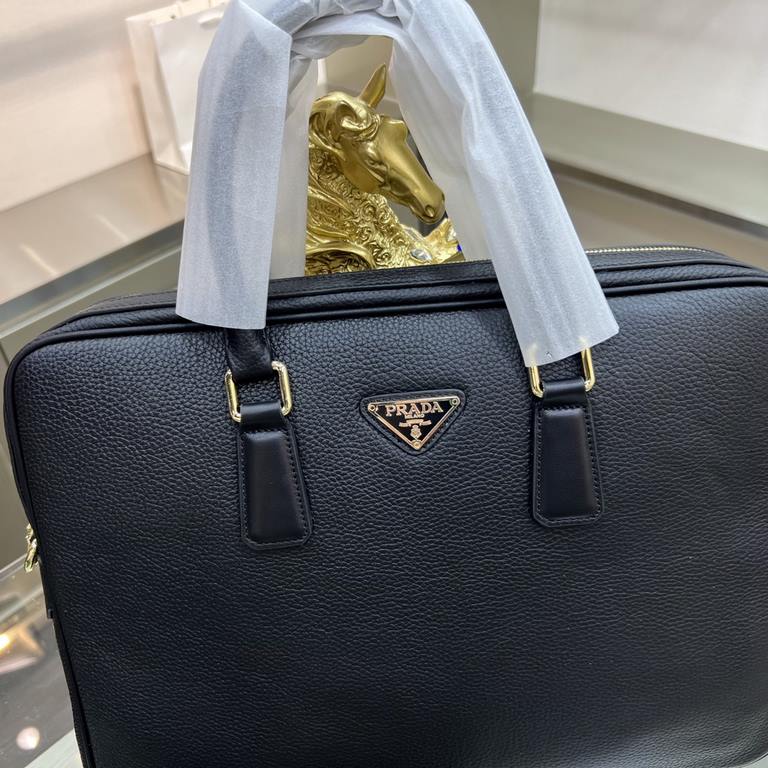 PRADA Prada New Briefcase Made of imported wrestled cowhide, top polished stainless steel finish metal accessories , front exterior triangle enamel logo, simple and generous business Successful men's favorite   !Size 38-