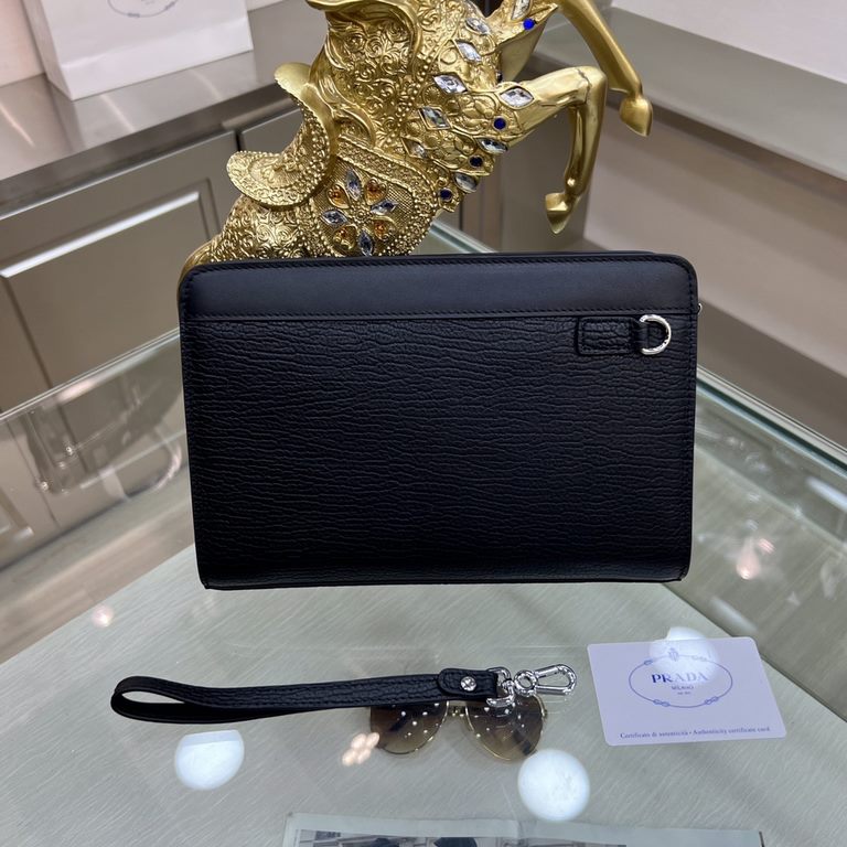 PRADA   Prada new men's stereotypical clutch bag, made of imported first layer stereotypical cowhide, with top hardware, with a combination lock, in the briefcase series is really the best. Businessmen and trendsetters a