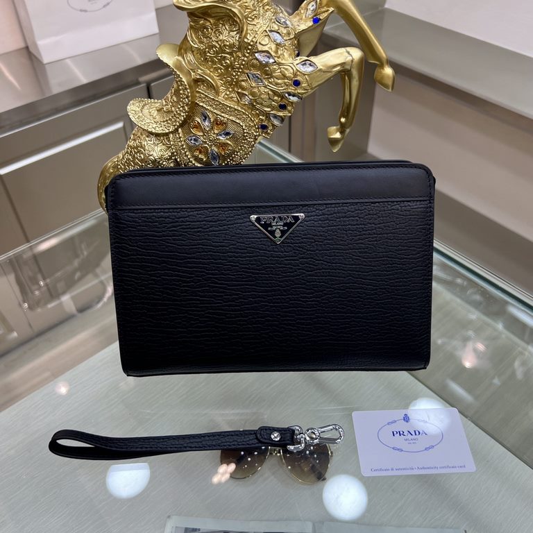 PRADA   Prada new men's stereotypical clutch bag, made of imported first layer stereotypical cowhide, with top hardware, with a combination lock, in the briefcase series is really the best. Businessmen and trendsetters a