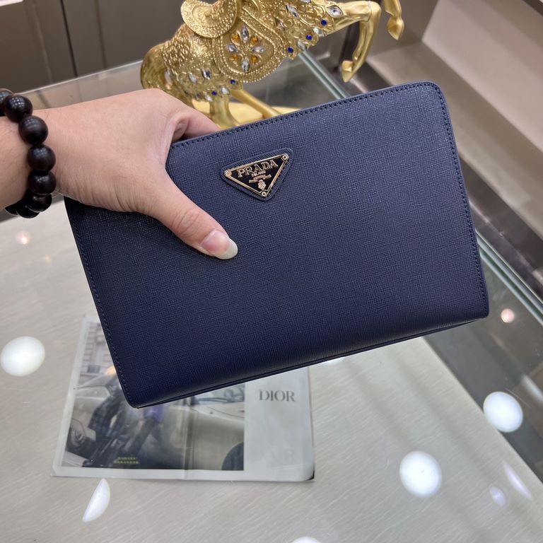 PRADA Prada Prada new clutch bag official website with the same step goods, fashionable style, high end gas! Using the first layer of imported leather cattle with the original hardware Home travel must-have products   Mo