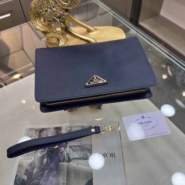 PRADA Prada Prada new clutch bag official website with the same step goods, fashionable style, high end gas! Using the first layer of imported leather cattle with the original hardware Home travel must-have products   Mo