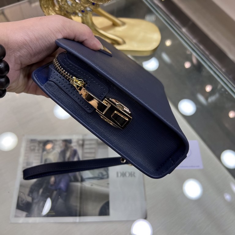 PRADA Prada Prada new clutch bag official website with the same step goods, fashionable style, high end gas! Using the first layer of imported leather cattle with the original hardware Home travel must-have products   Mo