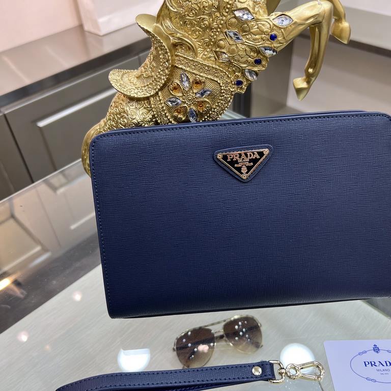 PRADA Prada Prada new clutch bag official website with the same step goods, fashionable style, high end gas! Using the first layer of imported leather cattle with the original hardware Home travel must-have products   Mo